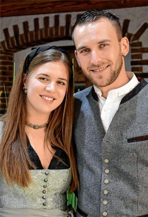 Sofia I. (Sofia Murner) und Alex I. (Alex Schlaipfer) sind das neue Bad Endorfer Prinzenpaar. Foto Privat, picture alliance/dpa | Andreas Arnold