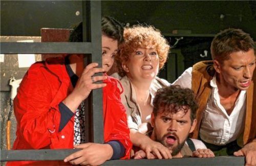 Sozialkritische Farce: „Bezahlt wird nicht“ in der Theaterinsel in Rosenheim. Foto Janka