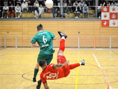 Spektakuläre Szenen bietet der Hallenfußball-Sparkassenpokal: Zum Auftakt treffen die Sportbund-Teams aus Rosenheim und Traunstein gleich wieder aufeinander.Foto Ruprecht