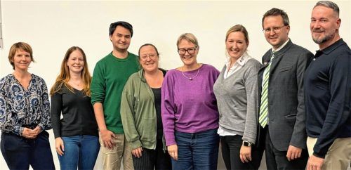 Sprachen über die gesellschaftlichen Herausforderungen in der kommunalen Jugendarbeit: (von links) Margarete Steinmüller von der Kommunalen Jugendarbeit des Landkreises Rosenheim, Nadine Willecke vom Sachgebiet Kinderbetreuung, Schulen, Sport der Stadtverwaltung, Thomas Lohse und Mira Struckmeier vom BRK-Jugendzentrum Bad Aibling, Martina Thalmayr, Jugendreferentin der Stadt, Amelie Guggenberger, Abteilungsleiterin Soziale Arbeit beim BRK-Kreisverband, Bürgermeister Stephan Schlier und Martin Haas, Leiter des städtischen Ordnungsamts. Foto re
