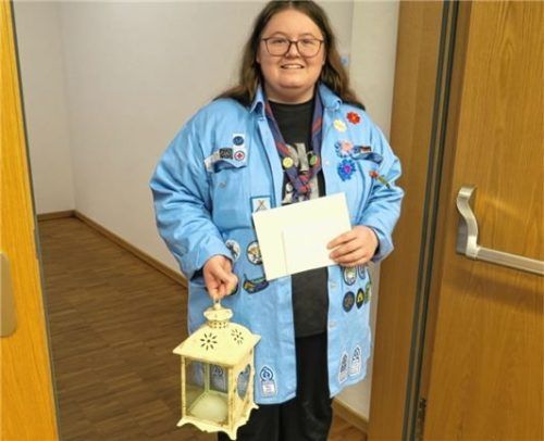 St.-Georg-Pfadfinderin Julia Geisler brachte das „Vorab-Friedenslicht“ in den Sitzungssaal. Foto Baumann