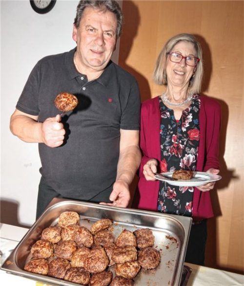 Stadtrat Rudi Gebhart bereitete die Fleischpflanzerl vor. Elfi Melichar unterstützte ihn bei der Ausgabe.