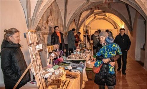 Stände mit gebastelten Weihnachtssachen waren im Kreuzgang untergebracht.