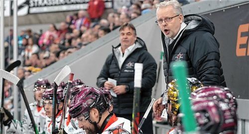 Starbulls-Headcoach Jari Pasanen (rechts) vermisste im ersten Drittel die Intensität bei seiner Mannschaft. Foto Georg Gerleigner