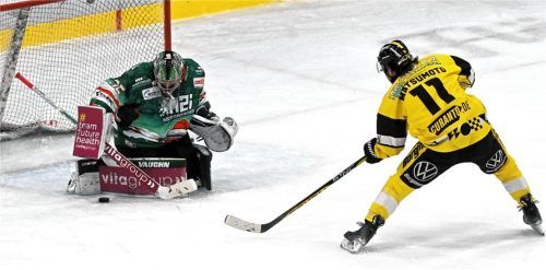 Starbulls-Keeper Oskar Autio pariert gegen Krefelds Matsumoto. Autio war gegen Krefeld und in Weißwasser wieder überragend. Foto Franz Ruprecht