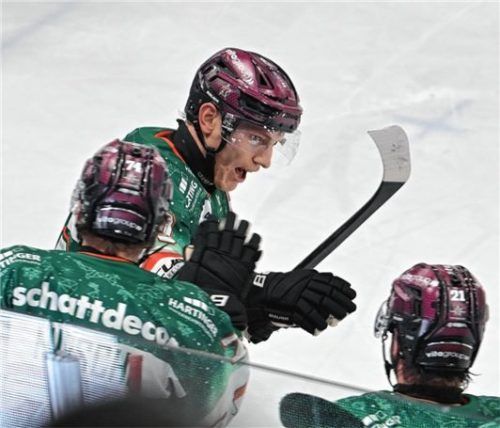 Starbulls-Verteidiger Shane Hanna bejubelt sein Tor zum zwischenzeitlichen 4:1.Foto Hans-Jürgen Ziegler