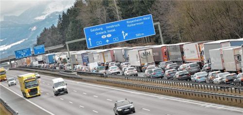 Stau aufgrund einer Tiroler Blockabfertigung auf der A8 in Fahrtrichtung Salzburg, kurz vor dem Inntaldreieck. Die Situation wird sich durch die Sanierung der Lueg-Brücke zusätzlich verschärfen, befürchten die bayerischen Transportunternehmer.Foto dpa