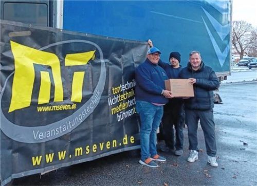 Stefan Linnerer (rechts), Kurhaus-Pächter und Geschäftsführer der M7 Veranstaltungstechnik, stellt für den Transport einen Lkw zur Verfügung. Foto re