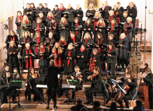 Stimmgewaltig: Der Festivalchor Immling mit Cornelia von Kerssenbrock, begleitet vom Orchester Musica Viva Salzburg. Foto  Benekam