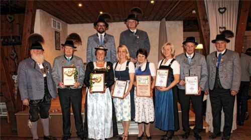 Stolz sind die Vorsitzenden vom GTEV „D´Jenbachtaler“ Bad Feilnbach, (hintere Reihe) Sebastian Gasteiger und Max Kaffl, sowie (unten von links) Gebietsvertreter Hans Schaberl auf die geehrten langjährigen Mitglieder, Wolfgang Dostthaler, Kathi Grabmaier, Monika Schöffel, Theresia Seebacher, Katja Schuhmann, Michi Litzlfelder und Johann Meier. Foto strim