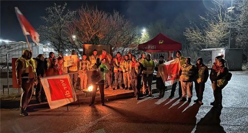 Streik um 4 Uhr in der Früh: Mitarbeitende des DPD-Paketzentrums in Obing zogen vor das Werkstor. Foto Bernauer