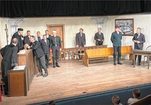 Szene aus dem Prozess gegen den berüchtigten Totengräber Alois Wastlhuber.Foto Theatergemeinschaft Prutting