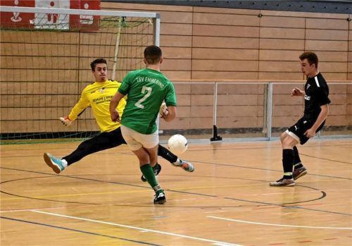 Szene aus dem Spiel zwischen dem TSV Emmering und dem SV Bruckmühl: Emmerings Josef Niedermaier scheitert hier an SVB-Tormann Paul Mitterhuber.Foto Franz Ruprecht