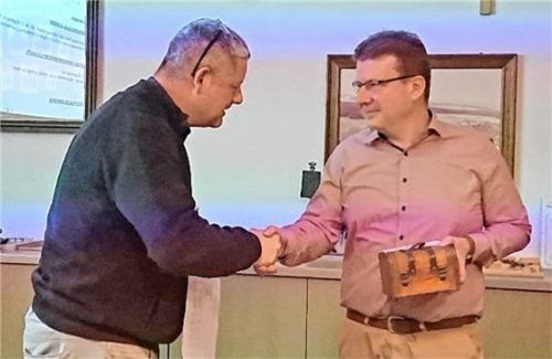 Thomas König (links), Geschäftsführer und kommissarischer Kämmerer der VG Obing, dankt Christian Pis für sein Engagement im Pittenharter Gemeinderat und gratuliert ihm zu seiner neuen Aufgabe als Kämmerer der VG ObingFoto emk