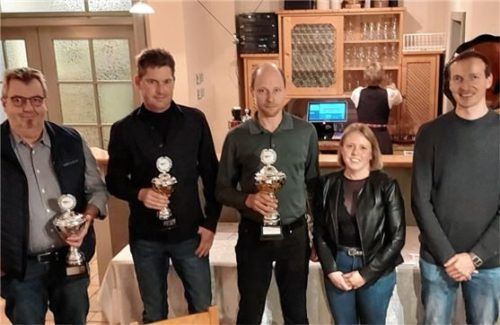 Titelträger der Wertungskategorie Rallye National: (von links) Zweitplatzierter Frank Huber, Thomas Sobek als Dritter und daneben der Sieger Josef Haagn. Die Ehrenpreise überreichten Vorsitzende Sandra Fellermair und Schatzmeister Julian Wagner.Foto re
