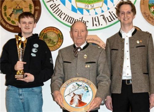 Tobias Mitterberger mit dem Wanderpokal, Fritz Stegmaier mit der Weihnachtsscheibe und Schützenmeister Markus Prinz. Foto stache