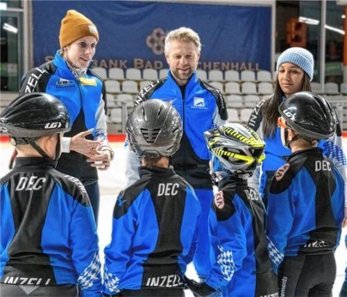 Training mit Kindern: Roxanne Dufter (von links) mit Filip Woicik und Chichi Odenigbo.Foto ERNST WUKITS