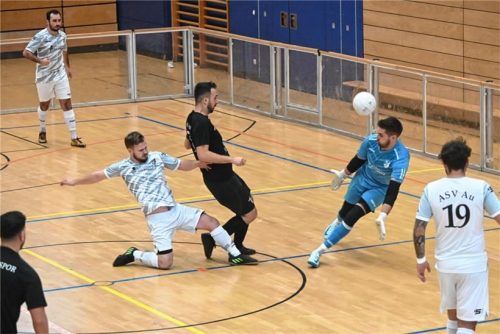 Treffen gleich zu Beginn erneut aufeinander: Der ASV Au (weiße Trikots) und Türkspor Rosenheim.Foto Franz Ruprecht