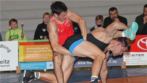 Trotz Niederlage stark: Luca Zeiser (rotes Trikot) im Kampf gegen Clemens Seidler aus Penzberg.Foto Wittenzellner