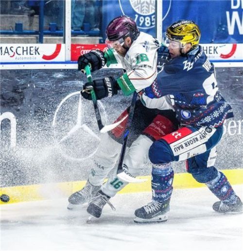 Tyler Ward (rechts), hier im Zweikampf mit Starbulls-Verteidiger Pascal Zerressen, war an beiden Weidener Toren beteiligt. Foto Tobias Neubert