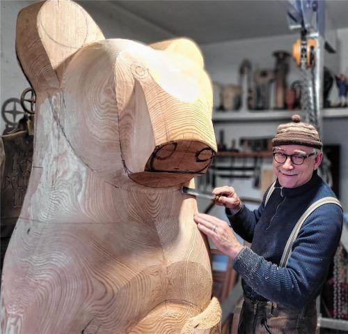 Über ein Jahr hat der Aschauer Bildhauer Christian Huba an Totem-Skulpturen für Toronto gearbeitet. Foto Blum