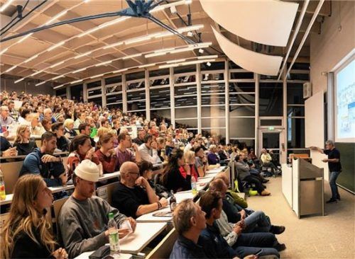 Übervoll war der Hörsaal der TH Rosenheim beim Vortrag von Michael Larcher rund um das Thema Lawine.Foto Knarr
