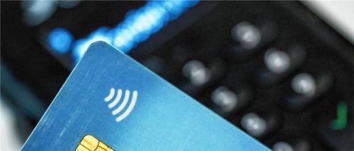 Unberechtigte Abbuchungen von ihrer EC-Karte bemerkte eine Rosenheimerin. Die Polizei ging dem Vorfall nach und entdeckte, dass mehrere Geldautomaten mittels einer „Skimming“-Methode manipuliert worden waren.Foto dpa