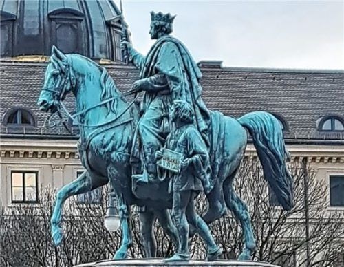 Und hier der König hoch zu Ross. Das Kunstwerk befindet sich am Beginn der Ludwigstraße nahe beim bayerischen Innenministerium. Im Hintergrund die Kuppel der Theatinerkirche St. Kajetan am Odeonsplatz.Foto höfer