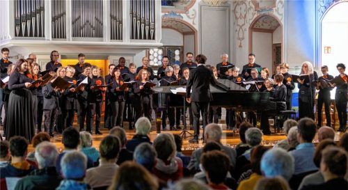 Unter dem Motto „Christmas at the Movies“ sowie „Christmas Jazz“ wollen die Sänger unter der Leitung von André Gold die Konzertbesucher in Weihnachtsstimmung versetzen. Foto Emmer