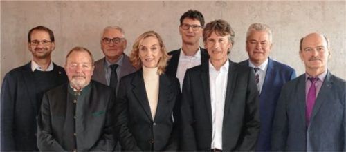 Unter den Gästen der Feier waren: (von links) Oberbürgermeister Andreas März, der stellvertretende Landrat Josef Huber, Christian Schiebel, Doris Lackerbauer, Stefan Leitner, Hermann Streicher, Wolfgang Wüst und Personalrat Alfons Kohl. Foto Schubert