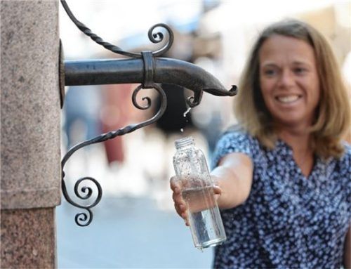 Unterwegs in der Stadt einfach mal frisches Trinkwasser am Brunnen zapfen. Foto Matthias Bein
