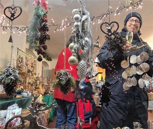 Vom Christbaumschmuck bis zu Kunstwerken reicht das vielfältige Angebot im Haus des Gastes.Foto  Ammelburger