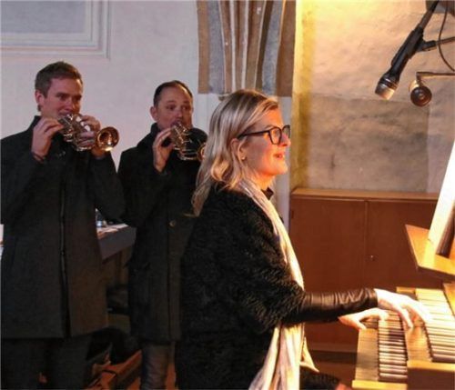 Von der Empore aus flutete barocke Kirchenmusik das Münster Frauenwörth: Andrea Wittmann, Andras Gergely Gerhardt (rechts) und Johannes Moritz (links).Foto Benekam