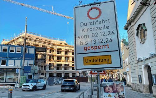 Von der Münchner Straße beziehungsweise vom Marienplatz aus wird die Kirchzeile vorübergehend zur Einbahnstraße. Doch wird die Durchfahrt voraussichtlich nicht den kompletten Zeitraum vom 2. bis 13. Dezember gesperrt sein. Foto Lagler