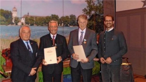Vorsitzender Rudolf Hötzel, Ehrenmitglied Udo Satzger, Verdienstmedallie in Gold Franz Polland und Oberbürgermeister Andreas März (von links).
