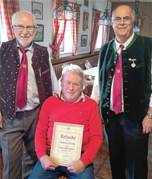 Vorsitzender Siegi Zimprich (links) gratulierte Andreas Fleischer (Mitte) im Beisein seines Stellvertreters, Hermann Tutschka, zur Ehrenmitgliedschaft.