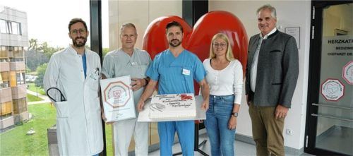 Vorstandsvorsitzender Thomas Ewald (rechts) gratuliert dem kardiologischen Team: Gesundheits- und Krankenpflegerin im Herzkatheterlabor Justina Skiba, Oberarzt Dr. Michael Brand, Chefarzt Dr. Walter Notheis und dem leitenden Oberarzt Dr. Ziad Hatahet.
