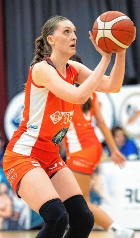 Wasserburgs Lina Lieckfeld schnappte sich insgesamt zehn Rebounds.Foto Christian Mühlhofer