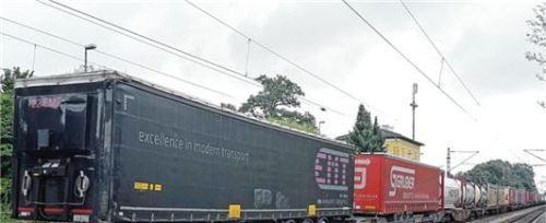 Weigl-Rede-IMG_6399: Zufrieden zeigte sich der Bürgermeister über die Finanzlage und die erledigten und auf den Weg gebrachten Projekte der Gemeinde. Brennernordzulauf-Güterzug-Überholbahnhof: Wann entscheidet der Bundestag? Diese Frage brennt den Ostermünchnern auf den Nägeln.. Foto Stache
