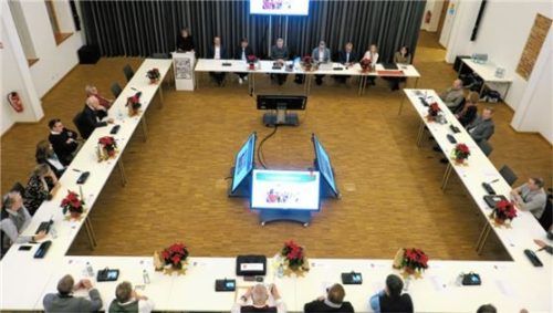 Weihnachtlich dekoriert war der „Ratstisch“ zur letzten Sitzung des Jahres. Foto baumann