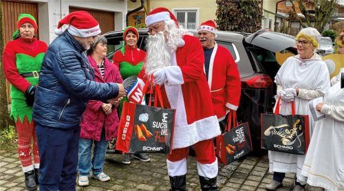 Weihnachtsfreude bis an die Haustür bringen: Wenn es sein muss, packt der „Nikolo“ kurzerhand alle seine Sachen und macht sich samt Adventspackerl auf den Weg zu den SAK-Mitgliedern. Fotos Neuwirth