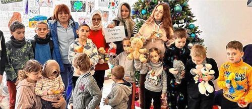 Wenn die Hilfslieferungen aus Siegsdorf in der Ukraine eintreffen, leuchten die Kinderaugen im Kriegsgebiet. Auch heuer gab es wieder große Beteiligung. Foto A4U