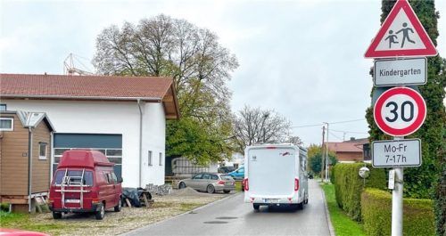 Wenn es nach dem Willen der Marktgemeinde geht, bleibt die Tempo-30-Beschränkung, nur die zeitliche Beschränkung wird den Betriebszeiten des Bauernhof-Kindergartens angepasst. Foto neuwirth