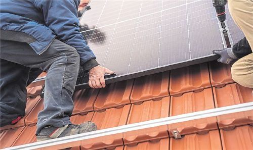 Wer eine Solaranlage auf das Haus bauen will, holt sich besser ein Angebot mit exakter Kostenaufstellung – auch für Arbeitsschutz, Inbetriebnahme und Anmeldung. Foto Florian Schuh/dpa
