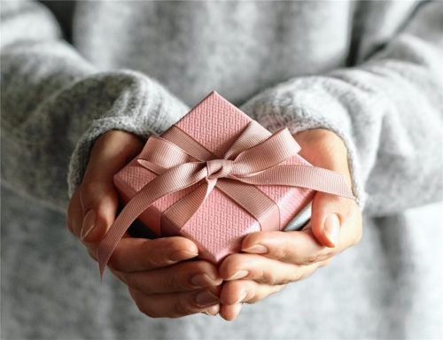 Wer jetzt noch kein Weihnachtsgeschenk hat, sollte sich auf die Suche machen. In den Geschäften der Region gibt es tolle Inspirationen, hilfreiche Beratung und häufig sogar einen Verpackungsservice. Foto white bear studio