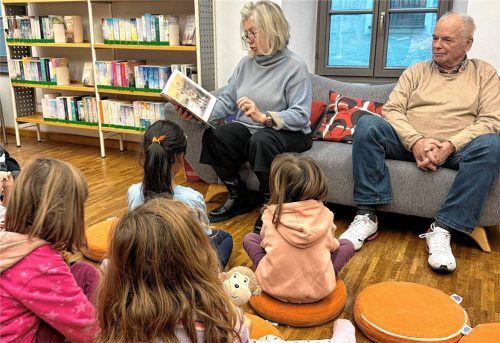 Wie gebannt hängen die Kinder  in der Rosenheimer Stadtbibliothek an den Lippen der Vorlesepaten Cornelia Putz (links) und Michael Bauer (rechts). Foto Görlitz