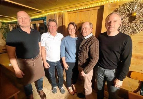 Wirt und Zweiter Sieger Peter Wiesholzer, Spielleiter Hans Winkler. Schneiderpreis-Gewinnerin Irmi Wallner, Sieger Peter Freund und Dritter Alex Rothbächer (von links). Foto Hötzelsperger