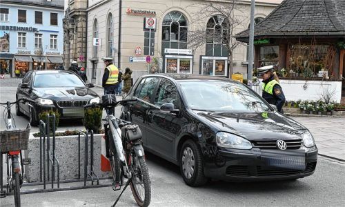 Zahlreiche Autofahrer ignorieren die Tatsache, dass die Münchener Straße entlang des Salingartens eine Fußgängerzone ist. Die Polizei erlebte bei einer Kontrolle Verstöße im Minutentakt.Foto  Schlecker