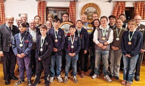 Zahlreiche Schützen durften sich bei der Siegerehrung über Medaillen und Urkunden freuen. Foto re