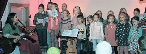Zeit für Ruhe und Stille: Das empfahl der Kinderchor St. Martin in einem bewegtenAdventslied. Foto strim